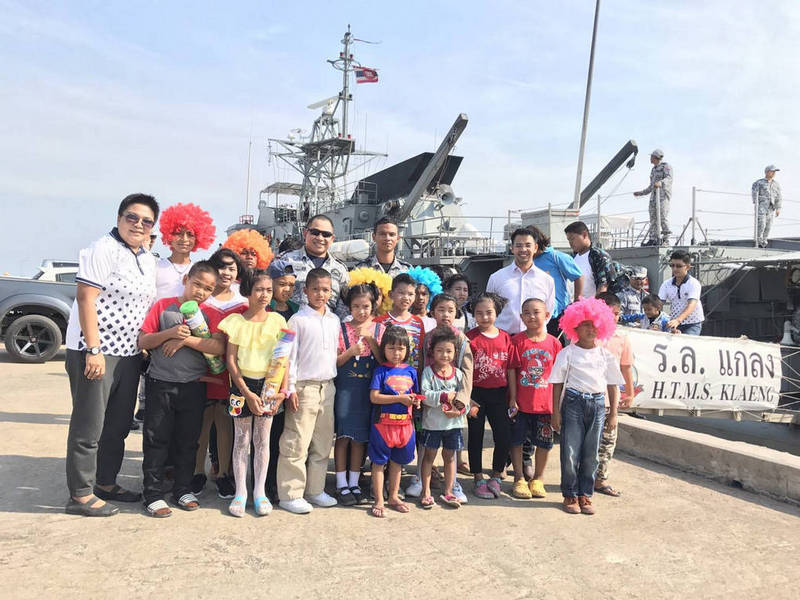 กองทัพเรือ นำเรือหลวงแกลง 542 โชว์ยุทโธปกรณ์ต้อนรับวันเด็กแห่งชาติ