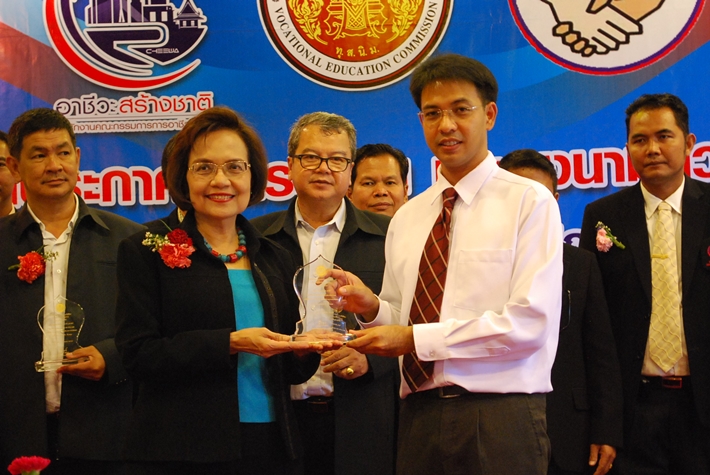 ‘ท่าเรือประจวบ’ รับโล่เชิดชูเกียรติพิธีลงนามความร่วมมือ (MOU) การจัดการการอาชีวศึกษาระบบทวิภาคี