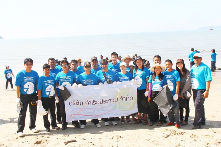 ‘ท่าเรือประจวบ’ ร่วมรักษ์สิ่งแวดล้อมเก็บขยะหาดแม่รำพึง